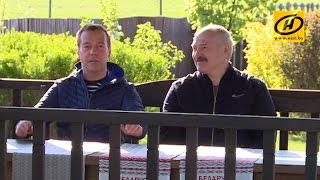Александр Лукашенко и Дмитрий Медведев провели неформальную встречу в агрогородке Александрия
