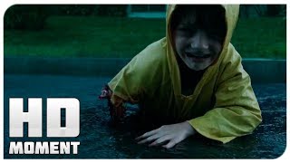 Смерть Джорджи - Оно (2017) - Момент из фильма