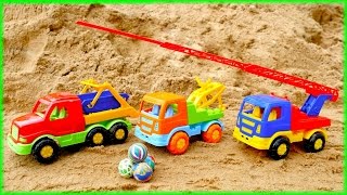 Игры в песочнице. Машинки собирают мячики