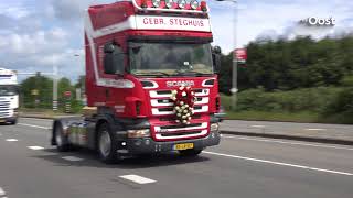 Twentse truckers eren verongelukte collega met rouwstoet van vrachtwagens
