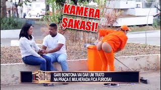 Çöpçü Kılığına Giren Kızın Verdiği Frikikler Kadınları Çıldırttı! (Kamera Şakası)