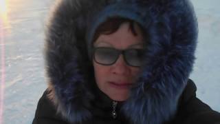 Рыбалка на Байкале зимой.  Поймала около мешка рыбы.