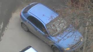 Девушка села в синюю машину, синяя машина во дворе на улице