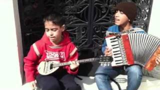 Gypsy Kings - Greek Gypsy kids playing Prigipesa (Greek music)