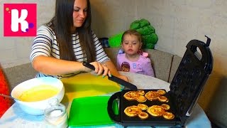 Готовим вафли Микки Маус в вафельнице / Катя и Люда готовят/ DIY
