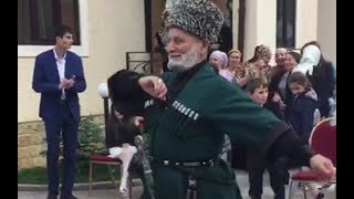 ВОТ ЭТО УВАЖЕНИЕ!!! ВСЕ АПЛОДИРУЮТ ДЖИГИТУ В ТАНЦЕ ЛЕЗГИНКИ - ХЕЛХАР БАЛ