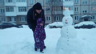 ИГРАЕМ СО СНЕГОМ и ЛЕПИМ СНЕГОВИКА We play with snow and sculpt a snowman