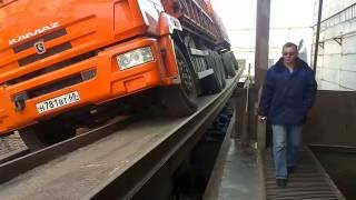 Разгрузка автотранспорта при помощи одноколейного автомобилеразгрузчика БОРА-80
