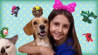 Лиза Тафи и кошка Карамелька опять открывают Игрушки Сюрпризы в унитазах | Видео для детей