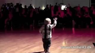 2 х летний малыш танцует рок н ролл