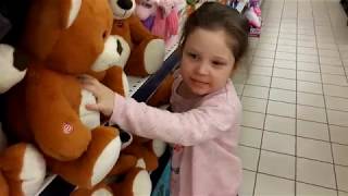 Бешеная белка в супермаркете. Веселые мягкие игрушки. Crazy squirrel. Soft toys. Милана в магазине.