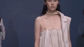 時裝週，美女模特長的可愛呆萌，身材纖細，一身仙女裙，仔細拉近看，心動了