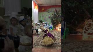 Новогодний утренник.  Танец ёлочной  игрушки.
