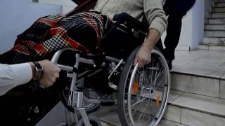 Видео пособие по подъему и спуску коляски с инвалидом по лестничному маршу