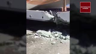 В США на людей рухнул пешеходный мост, погибли люди