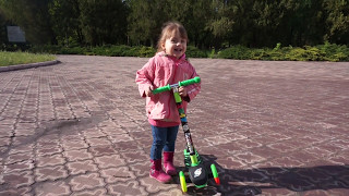 Учимся кататься на самокате в парке: видео для детей
