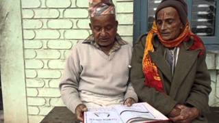 पिता श्रीतुलसीराम आचार्यबाट भानुभक्तीय रामायण बाचन गर्दै साथमा पुसाज्यु ,दाई @ दर्शन २०१४