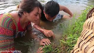 Primitive family : fishing Giant catfish in the cave