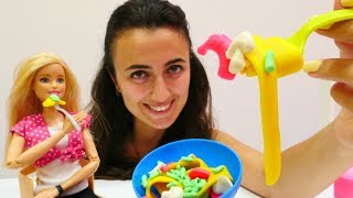 Barbie ile yemek yapma oyunları. Kukla videosu Barbie, Ken ve Chelsea ile.