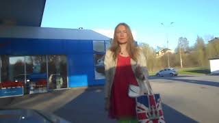 На видео Я(Татиана Салмановна Мактум Сайфуддин в роз/мал пл и салатных брюках