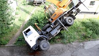 У житомирському дворі перевернувся кран, стріла впала на  електрощитову - Житомир.info