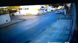 IMPACTANTE! moto choca contra un auto y el conductor sale volando [Accidentes #1]