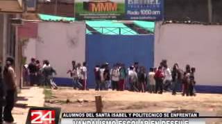 VANDALISMO ESCOLAR EN DESFILE.