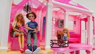 Barbie ailesi yeni eve taşınıyor. Ken'den  hediye.