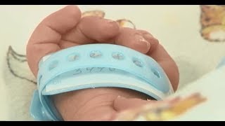 Школьница спасла малыша, которого выбросила в мусорку мама