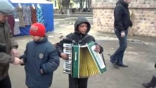 Дети поют на улице