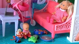 Видео с куклами Барби, Челси смотрит за племянницей, играет с Келли игрушками