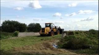 Фронтальный погрузчик JCB 434S работает с силосом