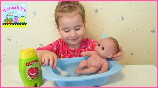 Купаем пупсика куклу в ванночке Распаковка пупсика unboxing doll bath time doll in the bath