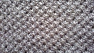 Вязание на спицах (узор сеточка).  Knitting (mesh pattern).