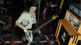 Kitmonsters: Vuvuvultures - Nicole demos her bass, amp, pedals