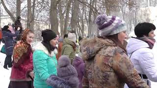 Веселый хоровод вокруг чучела Масленицы Cheerful dance around effigies of Carnival