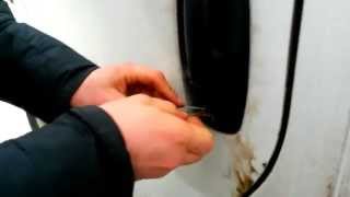 Открытие двери автомобиля Renault.