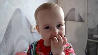 Малыш болтает по телефону. Ребёнок зажигает. Вот так и живем!