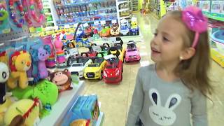 Маленький МАЛЫШ Настя и Арина КАК МАМА Куклы БАРБИ и Littlest Pet Shop Видео для детей