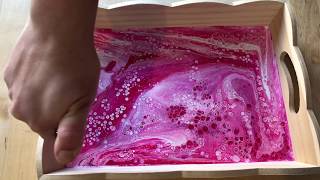 Acrylic pouring 31 - Peinture rose sur plateau en bois