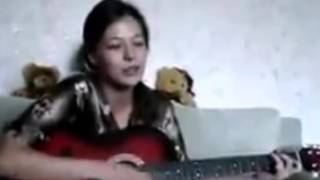 Девушка играет на гитаре и красиво поет какая ночка темная  She plays the guitar and sings nicely ho