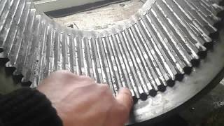 Работа. Дождь не помеха. Сборка дифференциала трактора.
