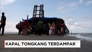 Kapal Tongkang Terdampar di Pesisir Pantai Desa Tambaksumur, Karawang