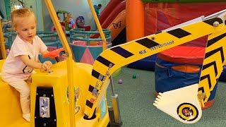 Ника играет на детской площадке | Детская песенка Колеса у автобуса крутятся