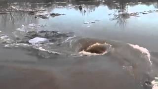 سبحانك حفرة تبتلع نهر بأكمله