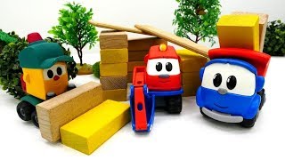 Leo der Lastwagen baut eine Garage. Spielzeugautos für Kinder.