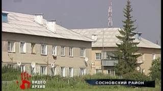Парень в капюшоне заманивает детей в машину