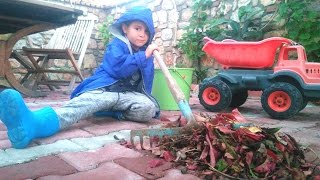 Видео про детей. Маша и Микаэль делают уборку