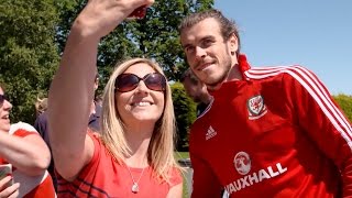 Wales players meet children from Ysgol Cymuneb Cwm Tawe after training