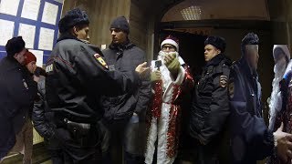ПОЛИЦЕЙСКИЙ БЕСПРЕДЕЛ!!! МЕНТЫ ИЗБИЛИ ДЕДА МОРОЗА И ХОТЕЛИ ПОСАДИТЬ ЕГО НА БУТЫЛКУ ! С НОВЫМ ГОДОМ!